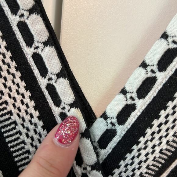 Vanessa Virginia Black & Off White Plunge Neck Peplum Sleeveless Top - Picture 8 of 12